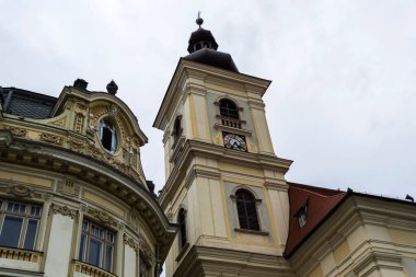 SIBIU, ROMANIA - 19 AĞUSTOS 2020: Cizvit Kilisesi veya Kutsal Üçleme Kilisesi, Roma Katolik Kilisesi ve Transilvanya 'nın en önemli barok kiliselerinden biri.