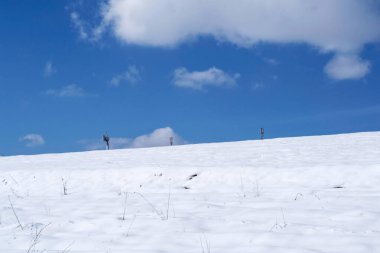 İletişim kulesi anteni, kış manzarası. Racos, Brasov ilçesi, Romanya.