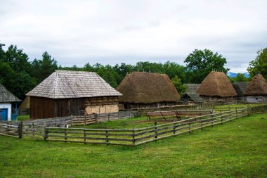 SIBIU, ROMANIA - 20 AĞUSTOS 2020: Astra Ulusal Müze Kompleksindeki eski köylü evleri.
