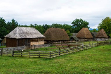 SIBIU, ROMANIA - 20 AĞUSTOS 2020: Astra Ulusal Müze Kompleksindeki eski köylü evleri.