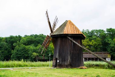 Astra Ulusal Müzesi 'nde geleneksel yel değirmenleri. Sibiu, Romanya.