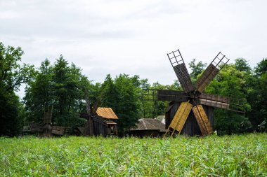 Astra Ulusal Müzesi 'nde geleneksel yel değirmenleri. Sibiu, Romanya.