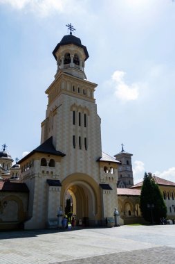ALBA IULIA, ROMANIA - 21 AĞUSTOS 2020: Taç giyme töreni Ortodoks Katedrali ve sağ taraftaki kule Alba Iulia Kalesi 'ndeki Roma Katolik Katedrali.