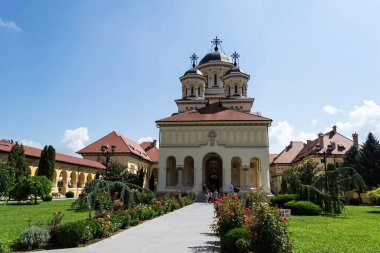 ALBA IULIA, ROMANIA - 21 Ağustos 2020: Taç giyme töreni Başpiskoposu Katedrali.