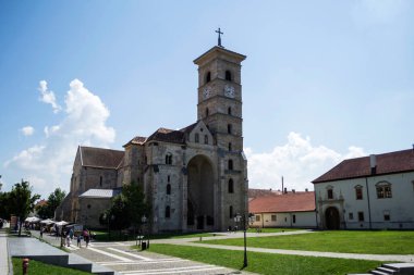 ALBA IULIA, ROMANIA - 21 AĞUSTOS 2020: St. Michael Katedrali, Roma Katolik Katedrali, ülkedeki en eski ve en uzun katedral.