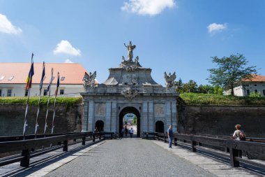 ALBA IULIA, ROMANIA - 21 AĞUSTOS 2020: Alba Carolina kalesinin üçüncü kapısı.