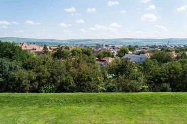 Alba Iulia kasabasının panoramik manzarası Alba Carolina kalesinden görüldü. Romanya.