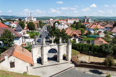 ALBA IULIA, ROMANIA - 21 AĞUSTOS 2020: Alba Carolina kalesinin ve şehrin ilk kapısına sahip manzara.