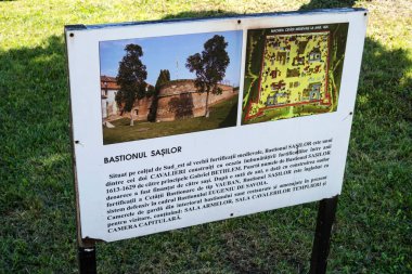 ALBA IULIA, ROMANIA - 22 AĞUSTOS 2020: Güney kapısındaki turistik merkezlerle ilgili bilgi paneli.