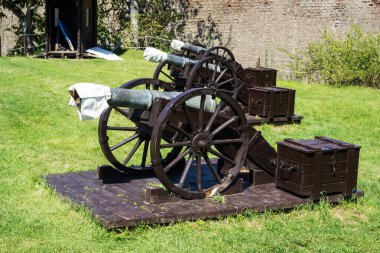 ALBA IULIA, ROMANIA - 22 Ağustos 2020: Alba Carolina Kalesi 'nde savunma topları