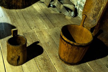 SUCEAVA, ROMANIA - 21 Haziran 2019: Bucovina Köy Müzesi veya Ulusal Bukovina Müzesi 'nde Rustik nesneler.