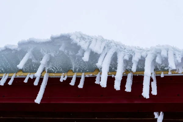 Сосульки Свежий Снег Свисающие Карнизов — стоковое фото
