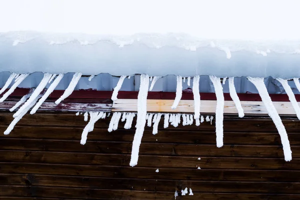 Icicles Fresh Snow Hanging Eaves — Stock Photo, Image