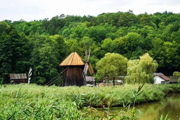 アストラ国立博物館コンプレックスの伝統的な風車と農村風景 ルーマニアのシビウ — ストック写真