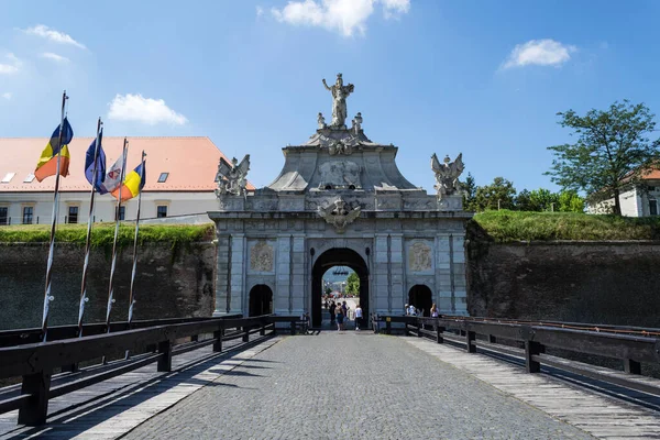 ALBA IULIA, ROMANIA - 21 AĞUSTOS 2020: Alba Carolina kalesinin üçüncü kapısı.
