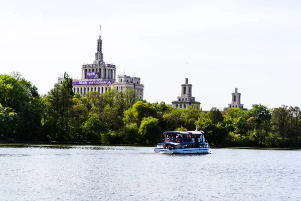 Bucharest Rumania Mayo 2021 Parque Herastrau Crucero Por Lago Edificio — Foto de Stock