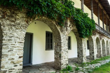 Neamt manastırından keşişlerin inzivasına girdiğiniz veranda ve balkon. Romanya.