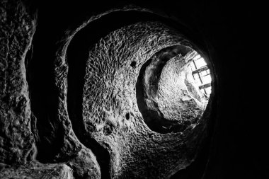 Sinca Veche tapınağının kulesi. Eski tapınak mağarasının ayrıntıları..