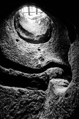 Sinca Veche tapınağının kulesi. Eski tapınak mağarasının ayrıntıları..