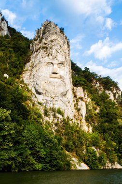 Dacian Kralı Decebal 'in yüzü, Romanya' nın Orsova kenti yakınlarındaki Echelnita ve Dubova kasabaları arasında, Tuna Nehri 'nin kayalık kıyısında yer alan 55 metre yüksekliğindeki bir levrek rafinerisidir..
