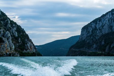 Orsova 'daki dağlar ve Tuna Nehri, Cazanele Dunarii, Romanya.