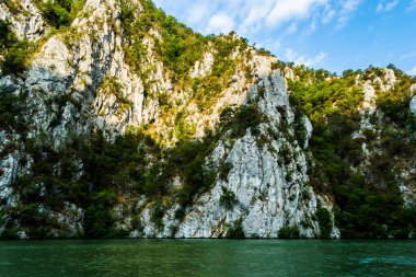 Orsova 'daki dağlar ve Tuna Nehri, Cazanele Dunarii, Romanya.