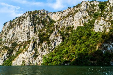 Orsova 'daki dağlar ve Tuna Nehri, Cazanele Dunarii, Romanya.