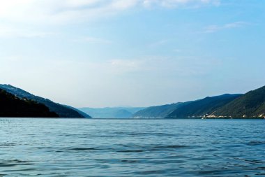 Peyzaj, Tuna nehri ve dağlar, Dubova golfu, Cazanele Dunarii, Romanya.