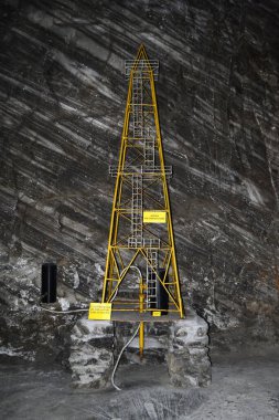 OCNELE MARI, ROMANIA - 2 Mayıs 2015: Ocnele Mari tuz madenindeki çıkarma platformunun düzeni.