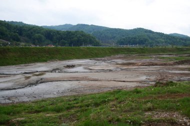 Ocnele Mari şehrinde yağmurdan sonra tuz gölü olan güzel bir manzara, Valcea ilçesi..