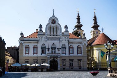 TIMISOARA, ROMANIA - 10 Eylül 2019: Sırp Ortodoks Episkoposu ve Sırp Ortodoks Katedrali Birlik meydanında.
