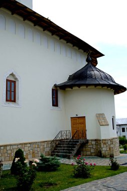 Varatec Manastırı, Romanya 'nın en büyük Ortodoks rahibe manastırı olup, dağların eteğindeki bir çayır olan Agapia köyündeki (Neamt ilçesi) Vratec köyünde bulunan 400' ün üzerinde rahibeyle yaşamaktadır.).