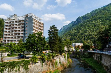 BAILE HERCULANE, ROMANIA-SEPTEMBER 09.2019: Cerna Nehri 'nin her iki tarafındaki Baile Herculane tatil beldesi, Akdeniz' in altı etkileri ve mineral suları ile birlikte, intramontane depresyon iklimine sahiptir..