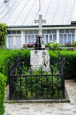 NEAMT, ROMANIA - 22 Haziran 2019: Ulusal şair Mihai Eminescu 'nun sevgilisi yazar Veronica Micle' nin mezarı.