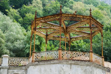 Cerna Nehri 'nin her iki yakasında yer alan turizm beldesi Baile Herculane, doğal faktörler olarak Akdeniz altı etkileri ve mineral suları ile anlık bir depresyon iklimine sahip..
