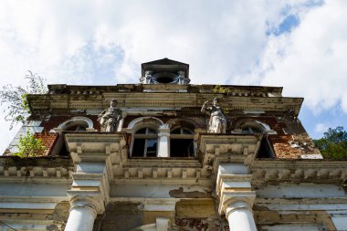 Romanya 'nın Baile Herculane tatil beldesinde sonbahar günü hasar gören mimari.