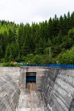 Romanya 'nın Bucegi kentindeki Lalomita Nehri üzerinde bulunan Bolboci Barajı.