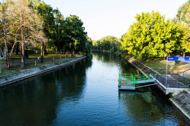 TIMISOARA, ROMANIA - 10 Eylül 2019 Vasile Parvan İstasyonu, Rıhtım, Bega Nehri.