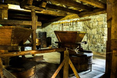 SUCEAVA, ROMANIA - 21 Haziran 2019: Bucovina Köy Müzesi veya Ulusal Bukovina Müzesi 'nde Rustik nesneler.