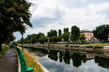 Dambovita nehri ve sağ taraftaki manzara yağmurlu bir günde Veterinerlik Fakültesi 'nin inşası..