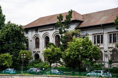 BUCHAREST, ROMANIA - 11 Temmuz 2021: Dambovita nehri ve Bükreş Üniversitesi Biyoloji Fakültesi ile manzara