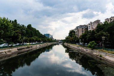 BUCHAREST, ROMANIA - 11 Temmuz 2021: Hasdeu köprüsü ile Eroilor Meydanı arasındaki Dambovita Nehri.