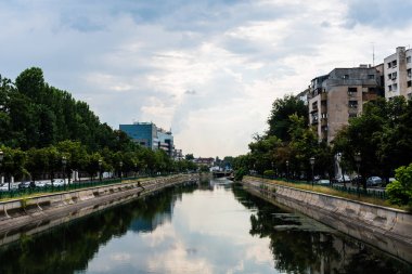 BUCHAREST, ROMANIA - 11 Temmuz 2021: Hasdeu köprüsü ile Eroilor Meydanı arasındaki Dambovita Nehri.