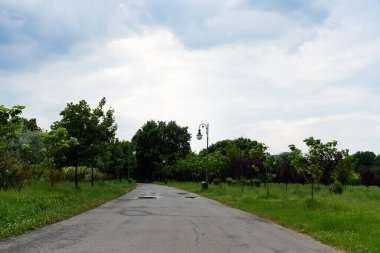 Yağmurlu bir günde Bükreş şehir merkezindeki Izvor parkı. Romanya.