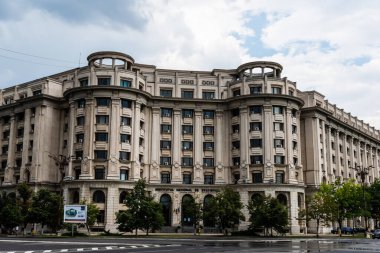BUCHAREST, ROMANIA - 11 Temmuz 2021: Ulusal İstatistik Enstitüsü 'nün ana girişi (Enstitü National de Statistica)