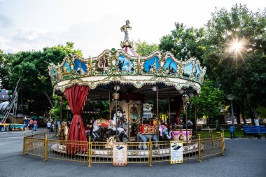 BUCURESTI, ROMANIA - 24 Temmuz 2021: Çocuk parkında Atlıkarınca.