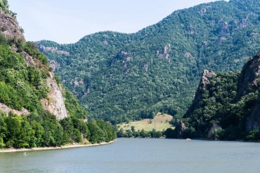 Olt Vadisi 'nin manzarası, Karpat Dağları' ndaki Cozia Ulusal Parkı. Romanya.