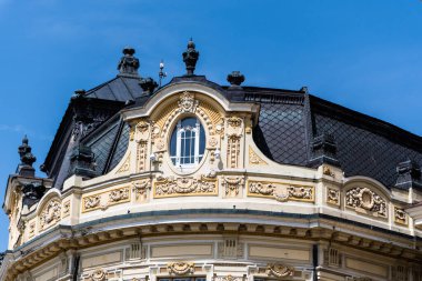 Eski çatı ve belediye binasının tavan arası mavi gökyüzü arka planında Sibiu, Romanya.