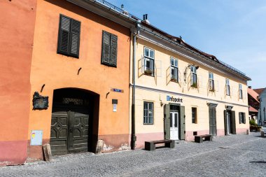 SIBIU, ROMANIA - 28 Temmuz 2021 Huet Meydanı, Ortaçağ Sibiu 'sunun temsili görüntüsü.