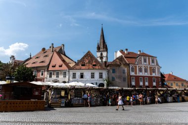 SIBIU, ROMANIA - 28 Temmuz 2021: Küçük kare, hatıra pazarı.